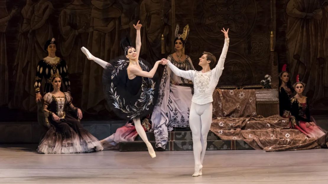 Vladimir Shklyarov (a la derecha), fotografiado durante una actuación del Ballet Mariinsky de "El lago de los cisnes" en 2015.