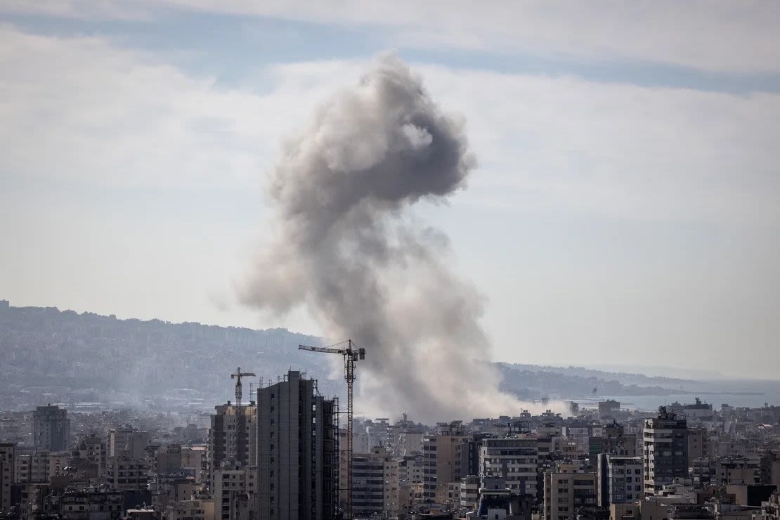 El humo se eleva sobre el sur de Beirut, Líbano, después de una serie de ataques aéreos israelíes el domingo.