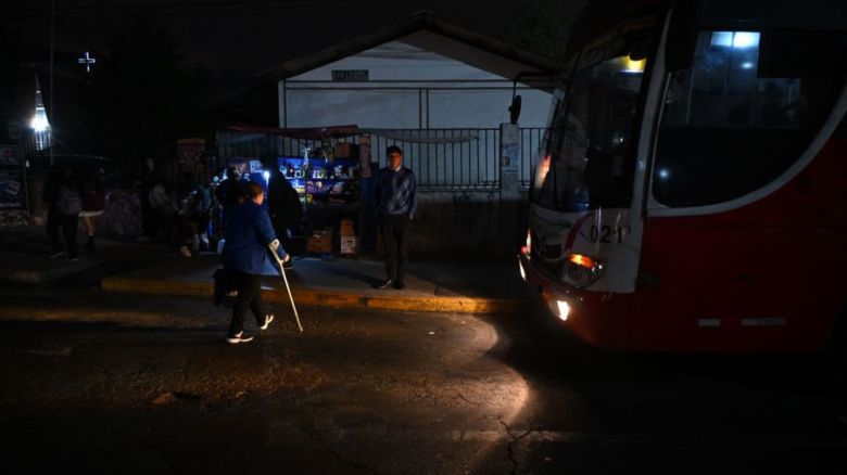 Una mujer cruza una calle durante un apagón en Quito, Ecuador, el 13 de noviembre de 2024.