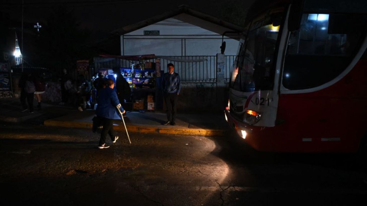 Una mujer cruza una calle durante un apagón en Quito, Ecuador, el 13 de noviembre de 2024.