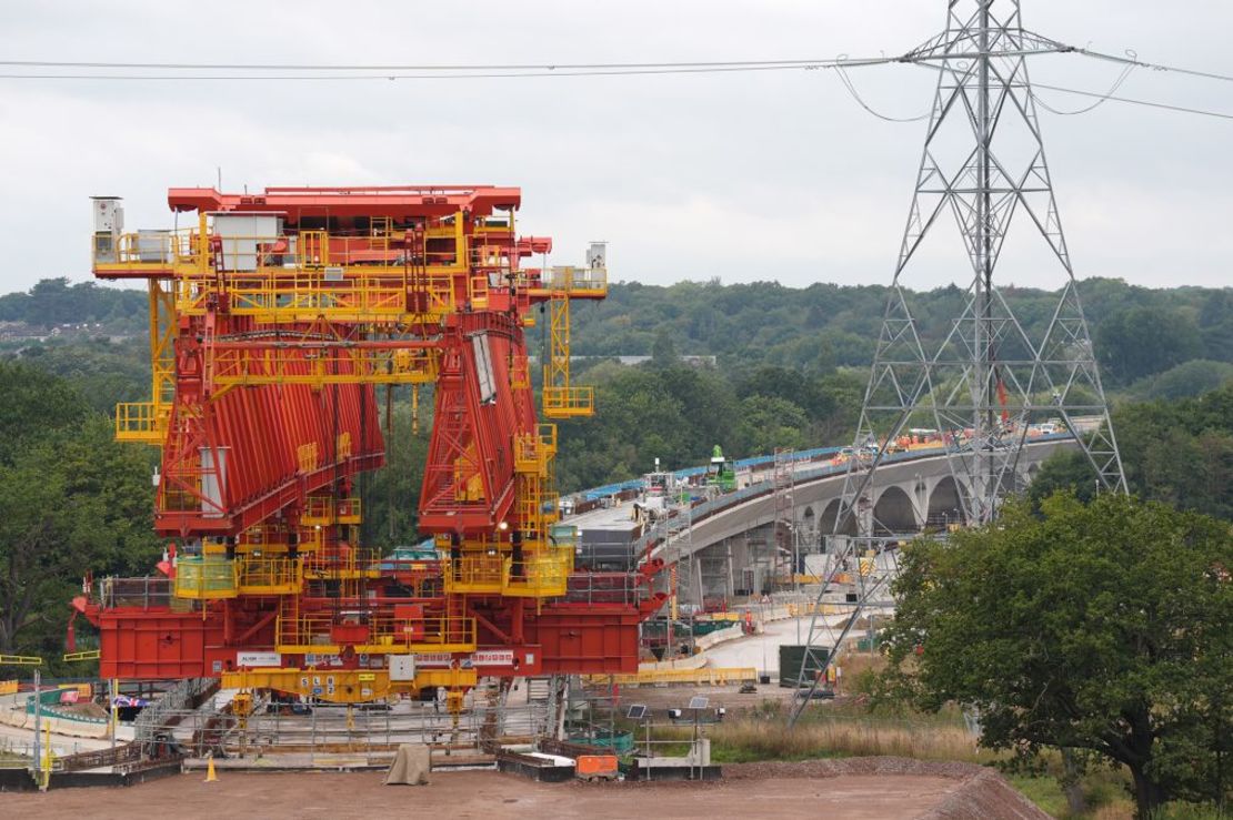 El segmento final del tablero del viaducto de Colne Valley se baja y se fija en su lugar en Maple Cross, Hertfordshire, en septiembre de 2024. Crédito: Joe Giddens/PA Wire