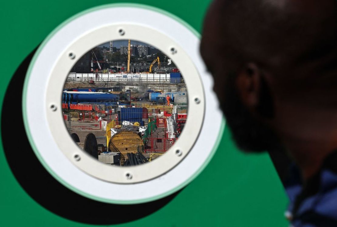 Trabajos de construcción de la HS2 detrás de las vallas de la estación londinense de Euston en septiembre de 2023. Crédito: Henry Nicholls/AFP/Getty Images