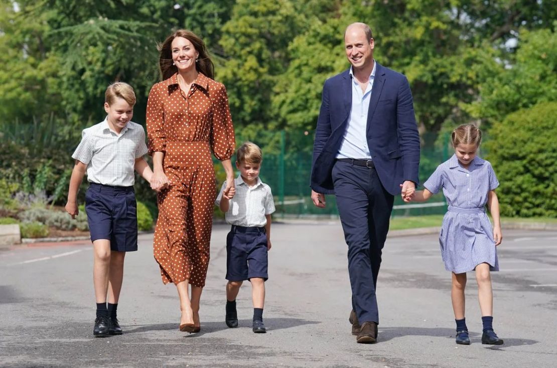 El príncipe y la princesa de Gales viven cerca del lugar donde ocurrió robo con sus hijos, el príncipe George, el príncipe Louis y la princesa Charlotte. Crédito: Jonathan Brady/Getty Images.