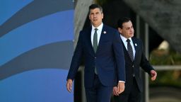 El presidente de Paraguay, Santiago Peña (izq.), es retratado antes de la foto grupal después de la primera sesión de la Reunión de Líderes del G20 en Río de Janeiro, Brasil, el 18 de noviembre de 2024. Crédito: MAURO PIMENTEL/AFP vía Getty Images.