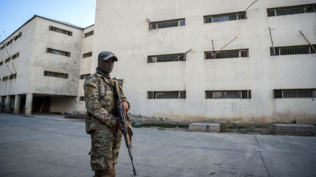 Un guardia vigila los edificios de la prisión de Pul-e-Charkhi, en las afueras de Kabul, el 17 de octubre de 2021. Crédito: Wakil Kohsar/AFP/Getty Images.