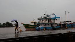 Un pescador camina por el puerto de Bluefields antes de la llegada de la tormenta tropical Bonnie en Bluefields, Nicaragua, el 1 de julio de 2022. (Foto: OSWALDO RIVAS/AFP via Getty Images).