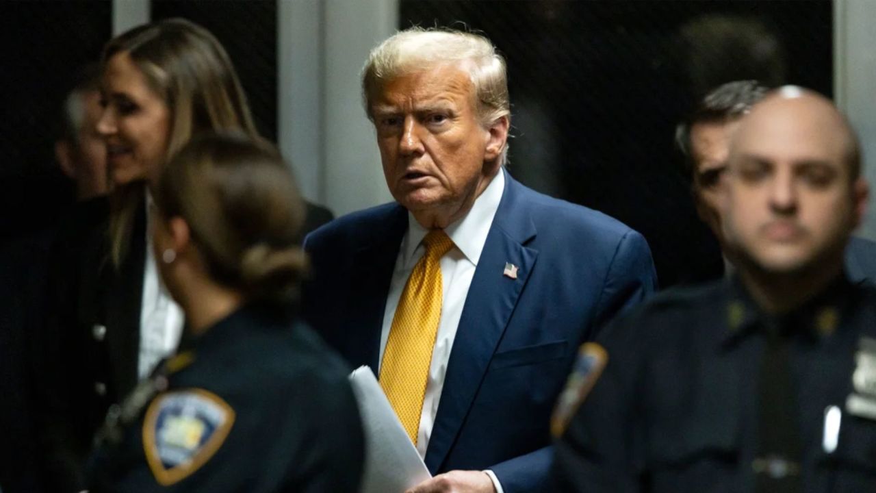 El expresidente de Estados Unidos Donald Trump abandona la sala al final de la jornada en su juicio penal por presunto encubrimiento de pagos de dinero por silencio en el Tribunal Penal de Manhattan, el 14 de mayo de 2024 en Nueva York.