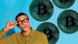 Es fácil preguntarse si quizá ha llegado el momento de plantearse invertir en bitcoin. Pero la respuesta no es tan simple como un sí o un no.
Crédito: Ilustración fotográfica de Jason Lancaster/CNN/Getty Images