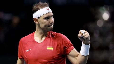Rafael Nadal mostró su espíritu competitivo, incluso con sus clásicos golpes de puño, pero el español cayó ante Botic van de Zandschulp en su partido individual de cuartos de final de la Copa Davis este martes.