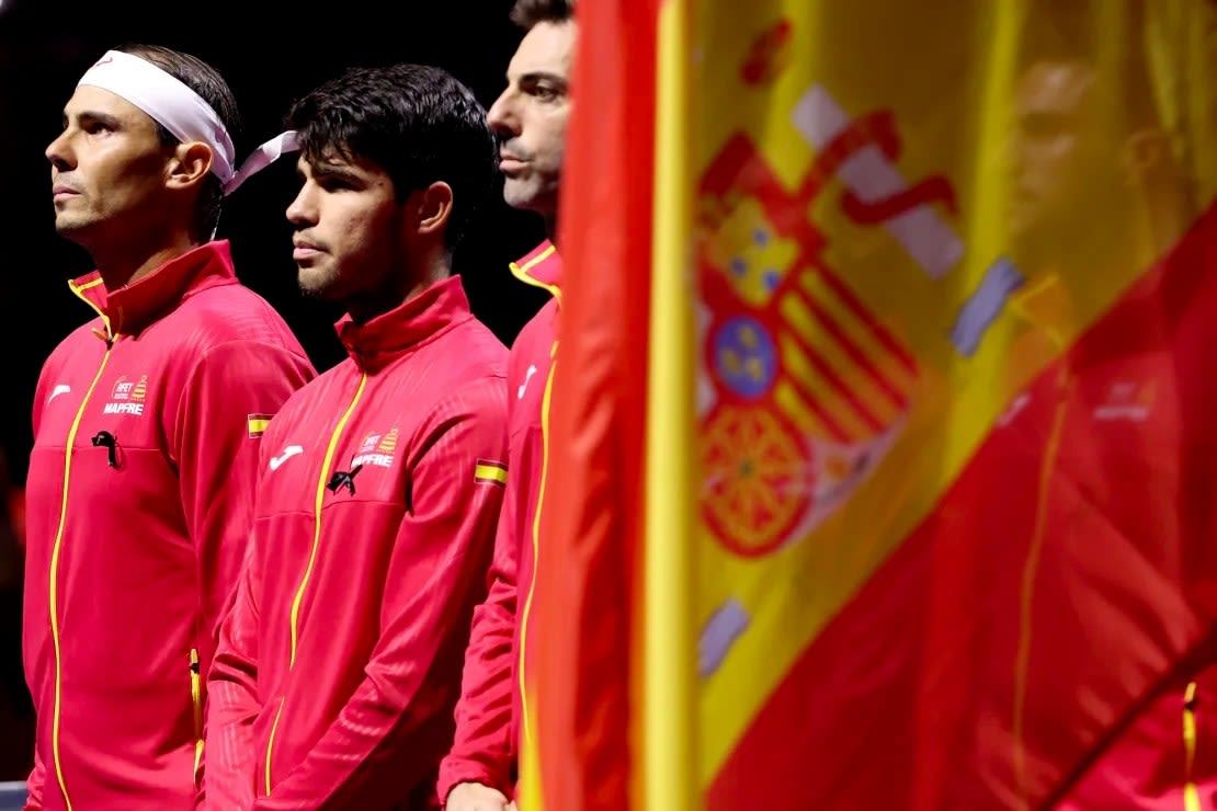 Nadal y Carlos Alcaraz, de España, se alinean para los himnos nacionales antes del partido de cuartos de final de la Copa Davis de este martes.