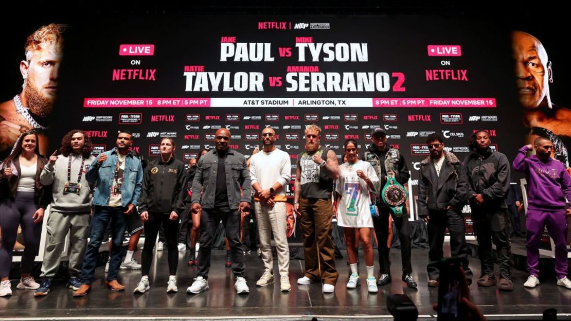 Nakisa Bidarian (centro) se sitúa entre Tyson y Paul antes del combate de la semana pasada. Crédito: Brett Carlsen/Getty Images