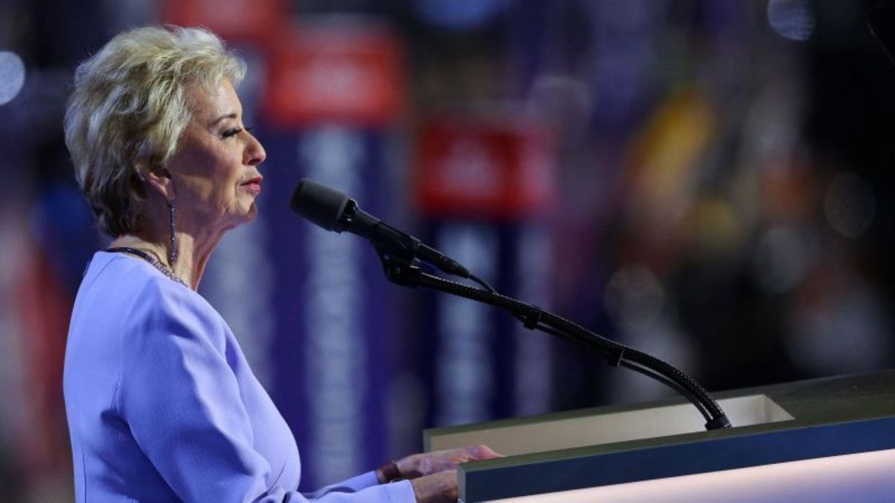 Linda McMahon habla en la Convención Nacional Republicana en el Fiserv Forum en Milwaukee el 18 de julio. Crédito: Brian Snyder/Reuters