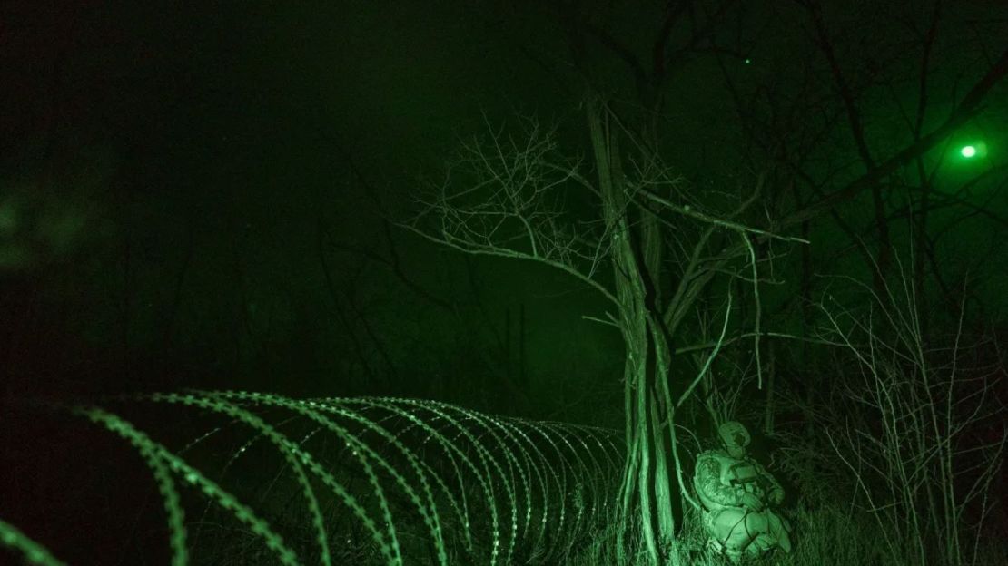 En una imagen tomada con una cámara de visión nocturna, una unidad de mineros lleva a cabo una misión de combate para minar el territorio entre las posiciones ucranianas y rusas con minas controladas de forma remota en la línea del frente de Pokrovsk, Ucrania, el 17 de noviembre de 2024.