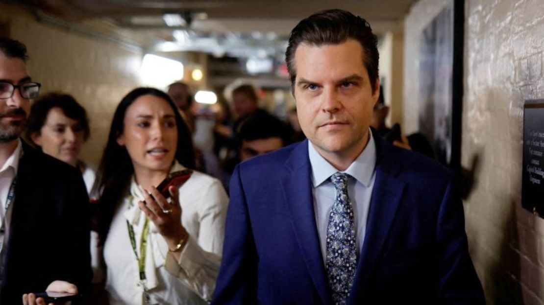 En octubre de 2023, el representante Matt Gaetz es seguido por periodistas después de una reunión de representantes republicanos de la Cámara en el Capitolio de Estados Unidos en Washington.