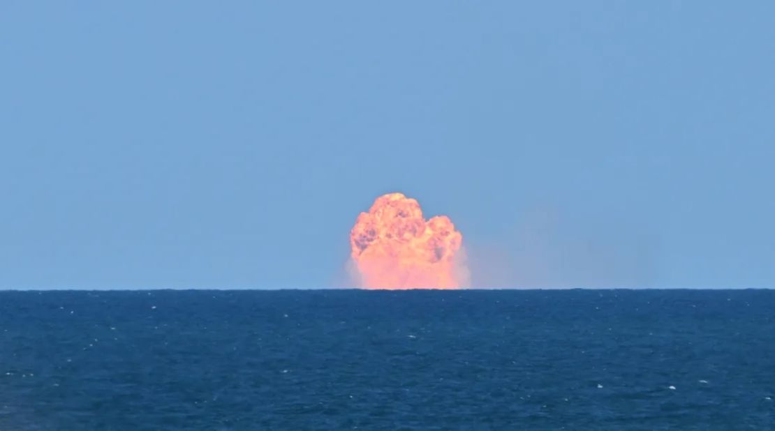 Se ven llamas después de que el Super Heavy Booster de Starship aterrizara en el agua frente a la costa de Texas, en su sexto vuelo de prueba el 19 de noviembre de 2024.