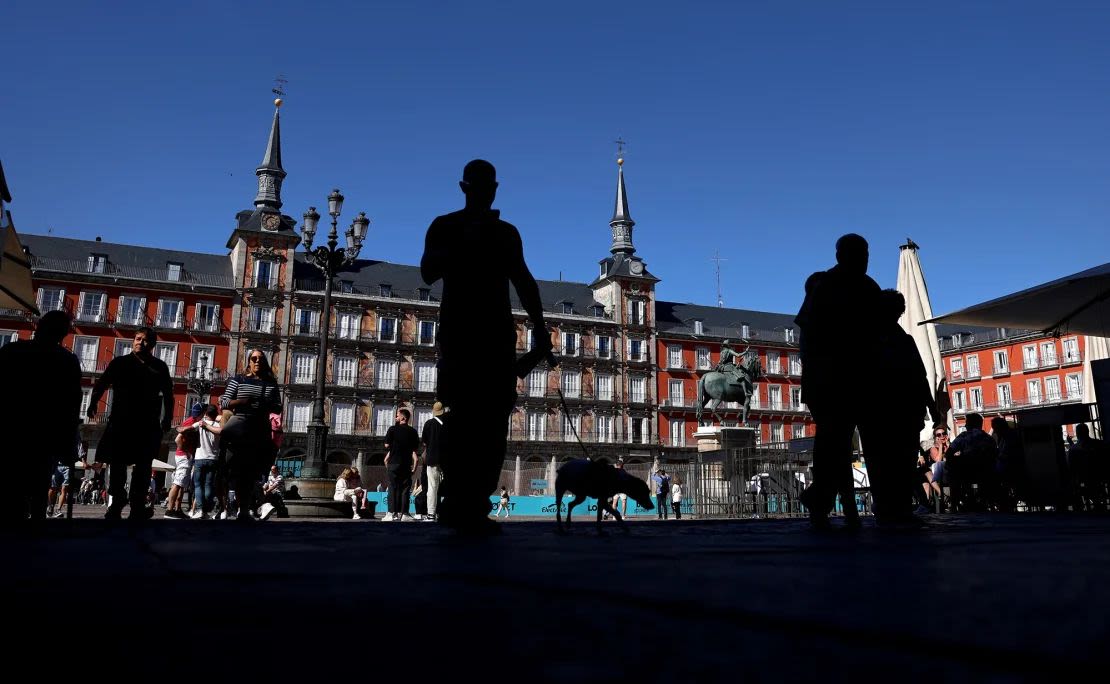 La Plaza Mayor, en el centro de Madrid, fotografiada en abril de 2024. (Foto: Thomas Coex/AFP/Getty Images).