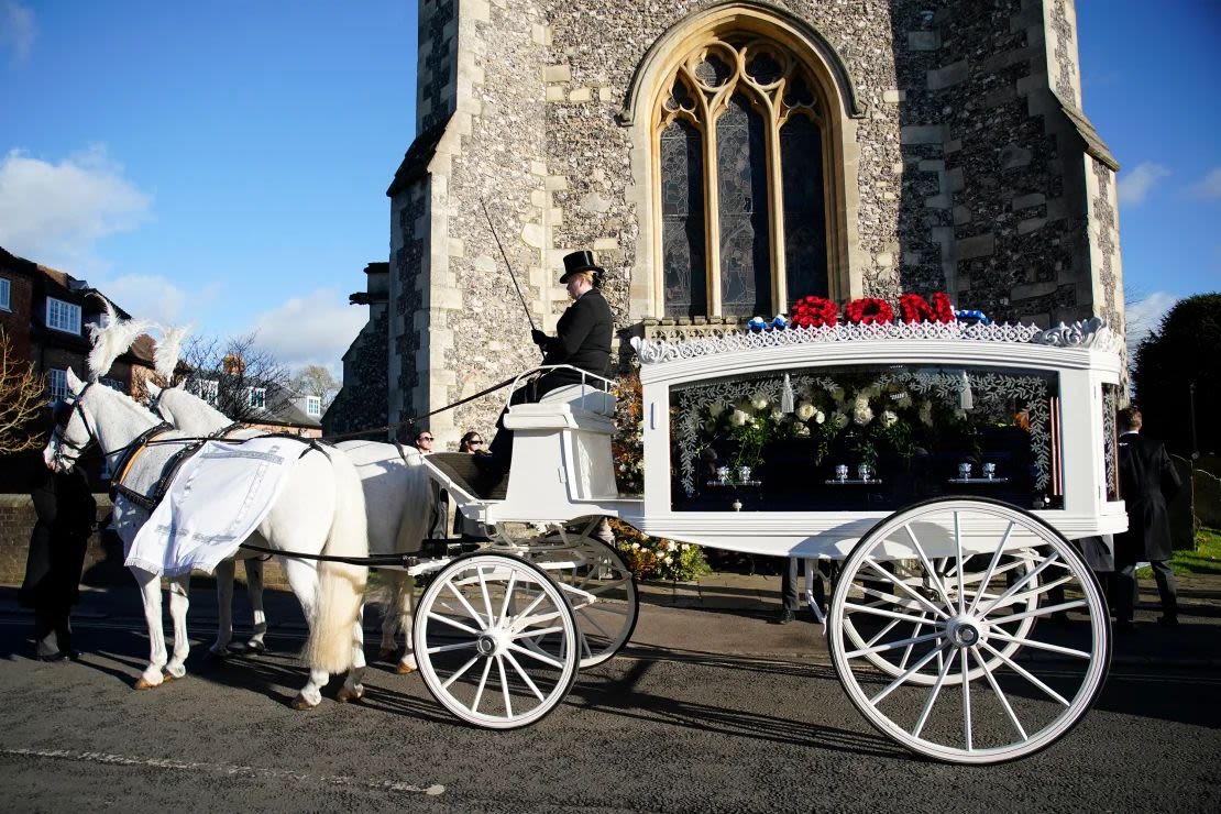 Llega al servicio un carruaje tirado por caballos que lleva el ataúd de Payne. (Foto: Andrew Matthews/PA Wire).