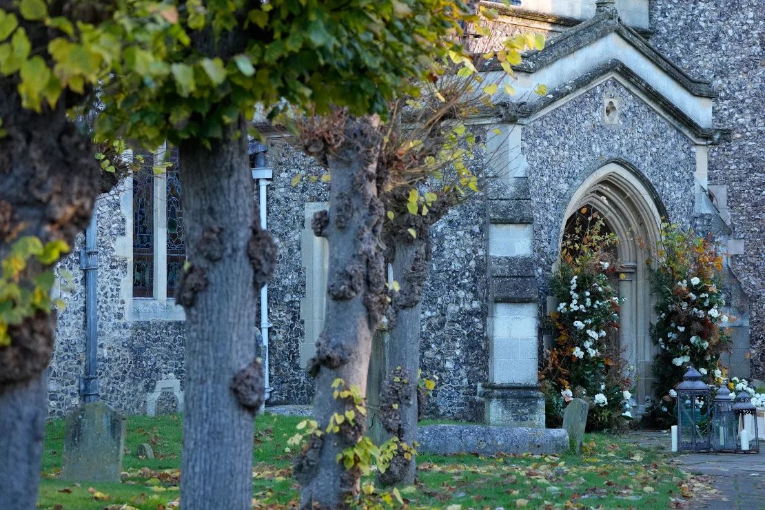 La iglesia fue decorada con rosas blancas y candelabros para el funeral de Payne. (Foto: Andrew Matthews/PA Wire).