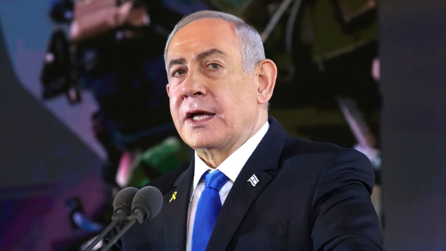 El primer ministro de Israel, Benjamin Netanyahu, pronuncia un discurso durante la ceremonia de conmemoración del aniversario del calendario hebreo del ataque de Hamas del 7 de octubre del año pasado, que desencadenó la actual guerra en Gaza, en el cementerio militar del Monte Herzl de Jerusalén, el 27 de octubre.