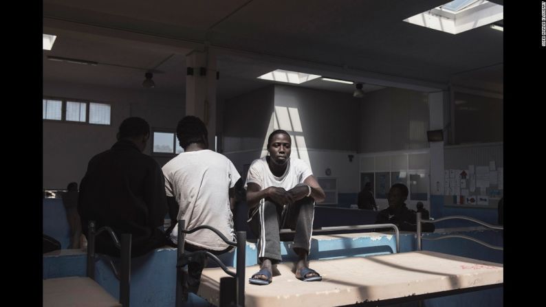 La vida de los refugiados en el Centro de Recepción de Migrantes de Pozzallo, Italia, fue documentada por la fotógrafa Sofie Amalie Klougart.