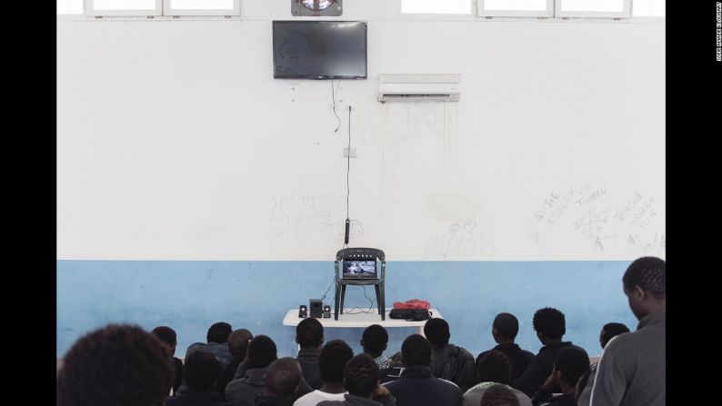 Para la fotógrafa, un momento memorable en "Reaching Europe" es esta foto donde se ve a los inmigrantes mientras que se sientan con los ojos fijos en la pequeña computadora portátil colocada en una silla frente a ellos.