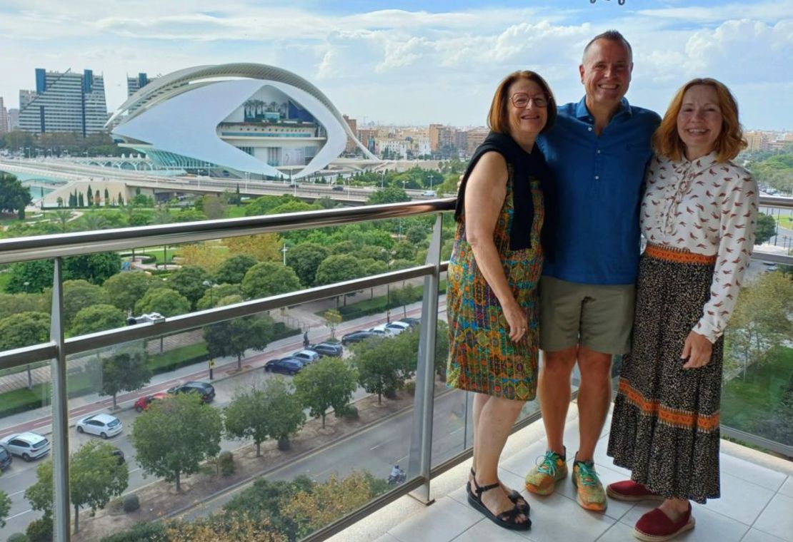 La pareja ha hecho muchas amistades durante su estancia en España, y dicen sentirse como en casa. Crédito: Gail y Greg Warner