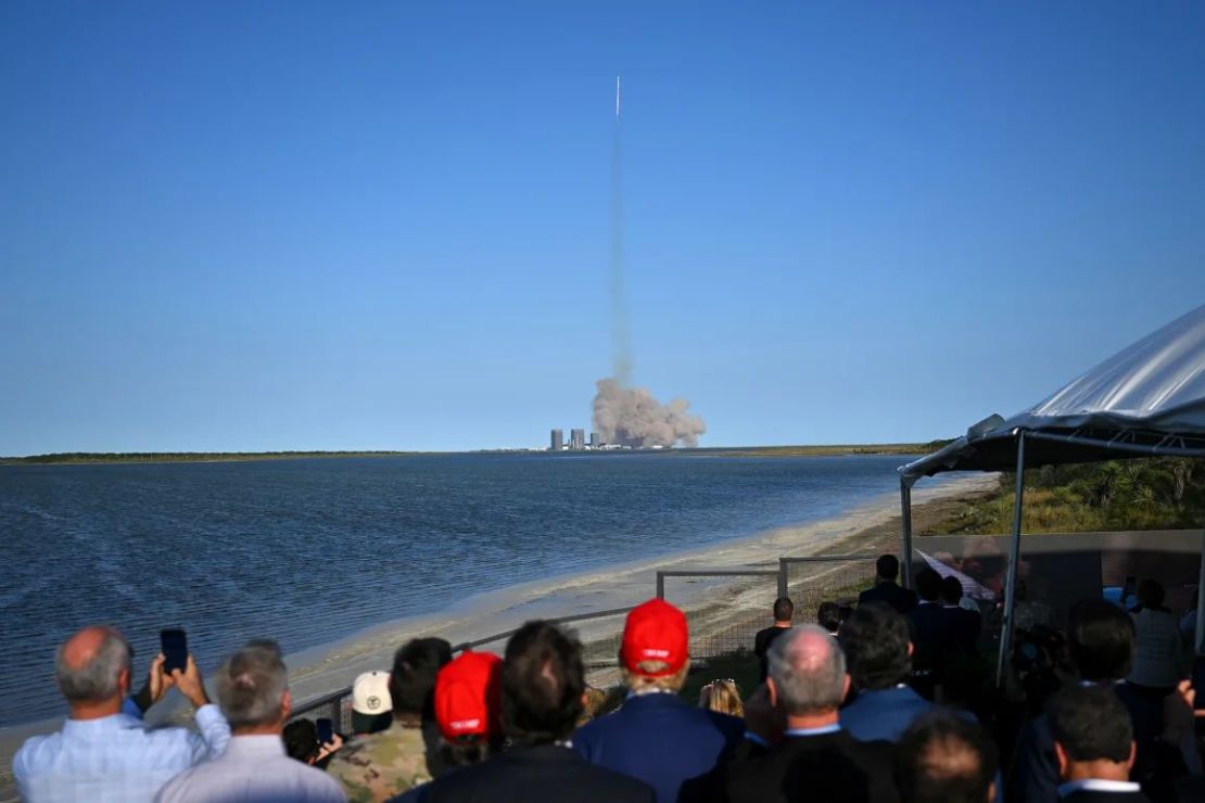 El presidente electo Donald Trump durante el lanzamiento de SpaceX en Brownsville, Texas, el 19 de noviembre. Crédito: Brandon Bell/Getty Images.