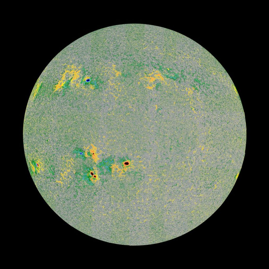 Un magnetograma muestra la dirección del campo magnético solar, que se agrupa alrededor de las manchas solares. Crédito: Agencia Espacial Europea