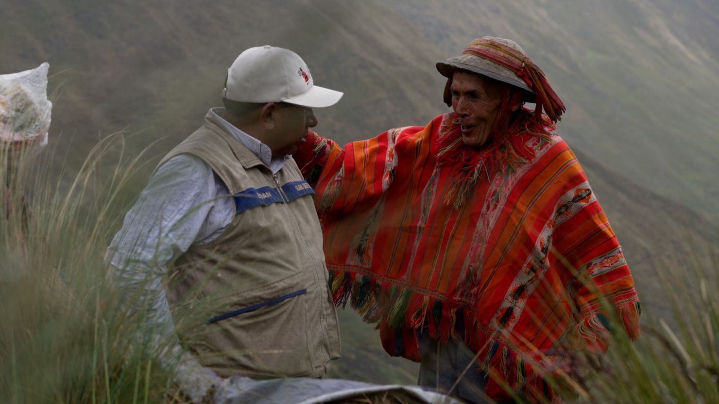 CNN presentará el documental "Restaurando los Andes", que destacará el trabajo del biólogo peruano y premio Rolex Constantino Aucca Chutas, quien junto a las comunidades indígenas y locales se movilizan por miles cada año para plantar árboles Polylepis, exclusivos del ecosistema de los altos Andes.