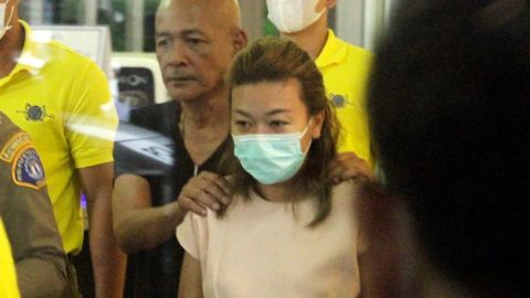 Sararat Rangsiwuthaporn es escoltada por oficiales en una estación de Policía en Bangkok, Tailandia, el 26 de abril de 2023.