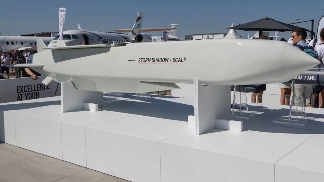 Un misil de crucero Storm Shadow se exhibe en el stand de la compañía en el Salón Aeronáutico Internacional de París 2023 en el Aeropuerto de Le Bourget.