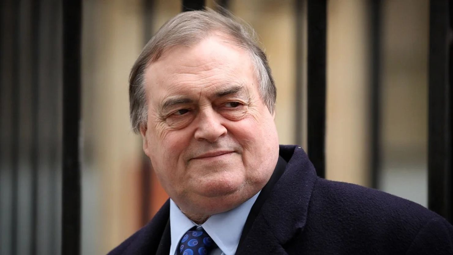 El exviceprimer ministro John Prescott llega para dar testimonio en la investigación Leveson el 27 de febrero de 2012 en Londres, Inglaterra.
