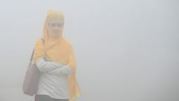 Los viajeros salen en una brumosa mañana de invierno en medio de una creciente contaminación del aire el 19 de noviembre de 2024 en Greater Noida, en las afueras de Delhi.