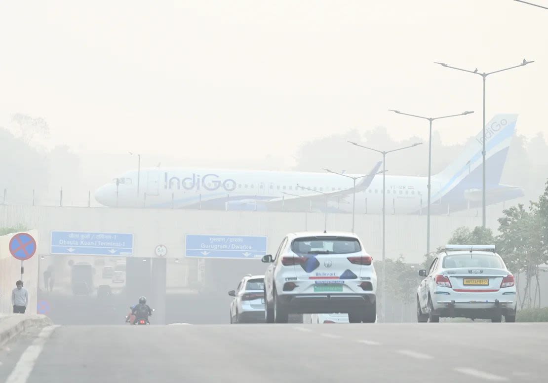 Una densa niebla matutina cubre Nueva Delhi, el 19 de noviembre de 2024.