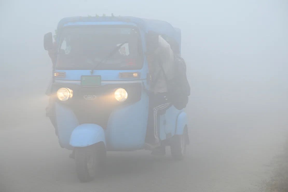 Los viajeros salen a la calle en una brumosa mañana en medio de una creciente contaminación del aire, el 19 de noviembre de 2024, en Greater Noida, India.