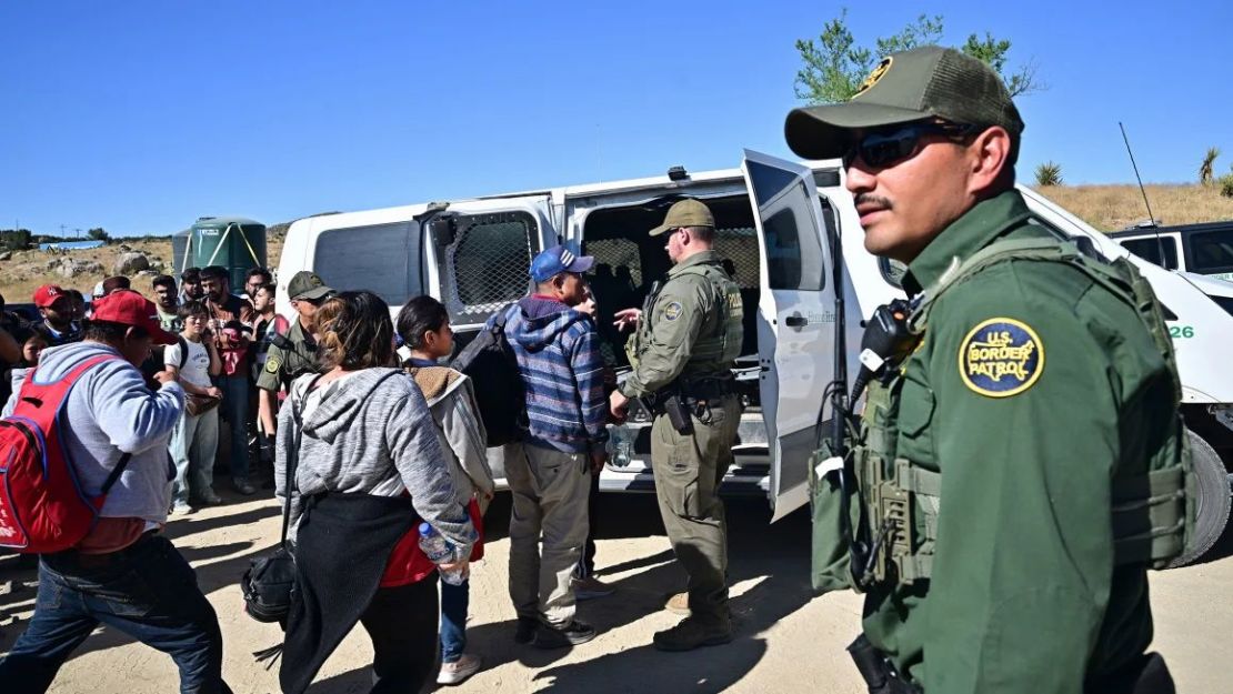 Agentes de Aduanas y Patrulla Fronteriza suben a migrantes en un vehículo después de que grupos de personas ingresaron a Estados Unidos desde México en Jacumba Hot Springs, California, el 5 de junio de 2024. (Foto: Frederic J. Brown/AFP/Getty Images).