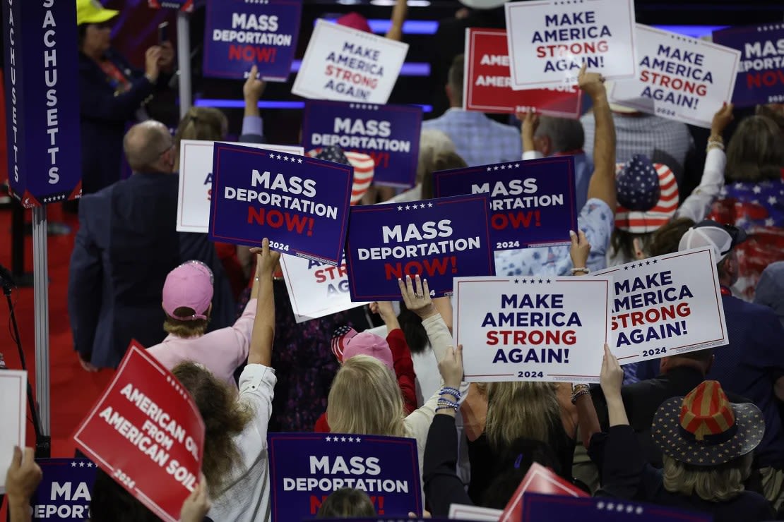 Los asistentes sostienen carteles en la Convención Nacional Republicana, el 17 de julio, en Milwaukee. Scott Olson/Getty Images