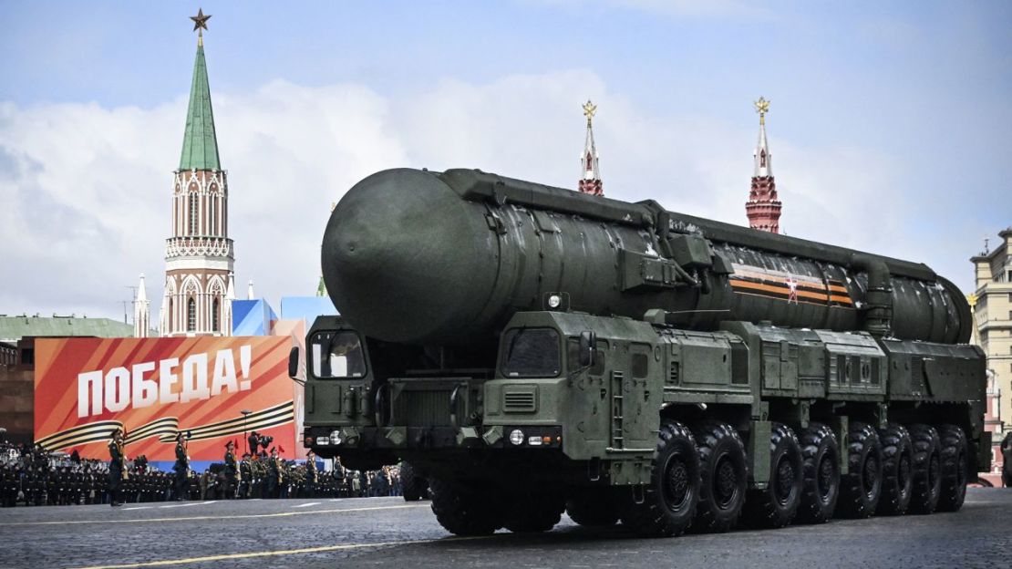 Un lanzador ruso de misiles balísticos intercontinentales Yars rueda en la Plaza Roja durante el desfile militar del Día de la Victoria en el centro de Moscú el 9 de mayo.