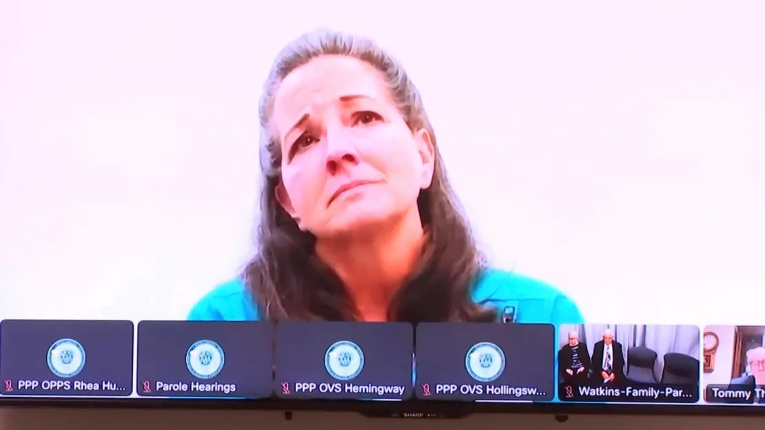 En una imagen tomada del video de Court TV, se ve a Susan Smith testificando en video el miércoles 20 de noviembre de 2024, en una audiencia de libertad condicional en Carolina del Sur. Walter Ratliff/AP