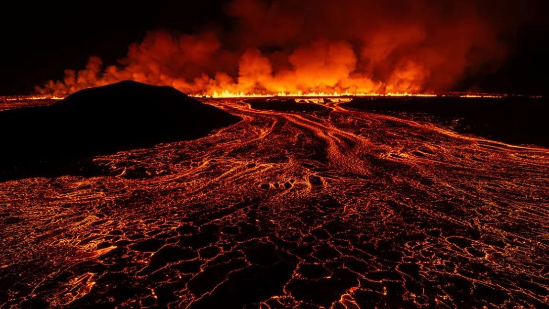 Una nueva erupción volcánica que comenzó en la península de Reykjanes, en Islandia, el miércoles 20 de noviembre de 2024.