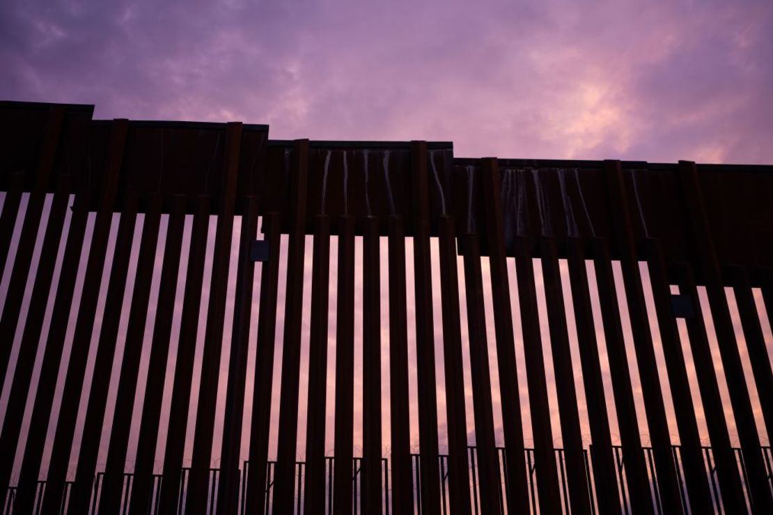 Un tramo del muro fronterizo entre Estados Unidos y México en Nogales, Arizona. Crédito: Brandon Bell/Getty Images