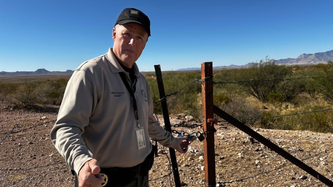 El sheriff del condado de Cochise, Mark Dannels, lleva 40 años en las fuerzas del orden y dice que la frontera está en el peor estado que ha visto nunca. Crédito: Norma Galeana/CNN