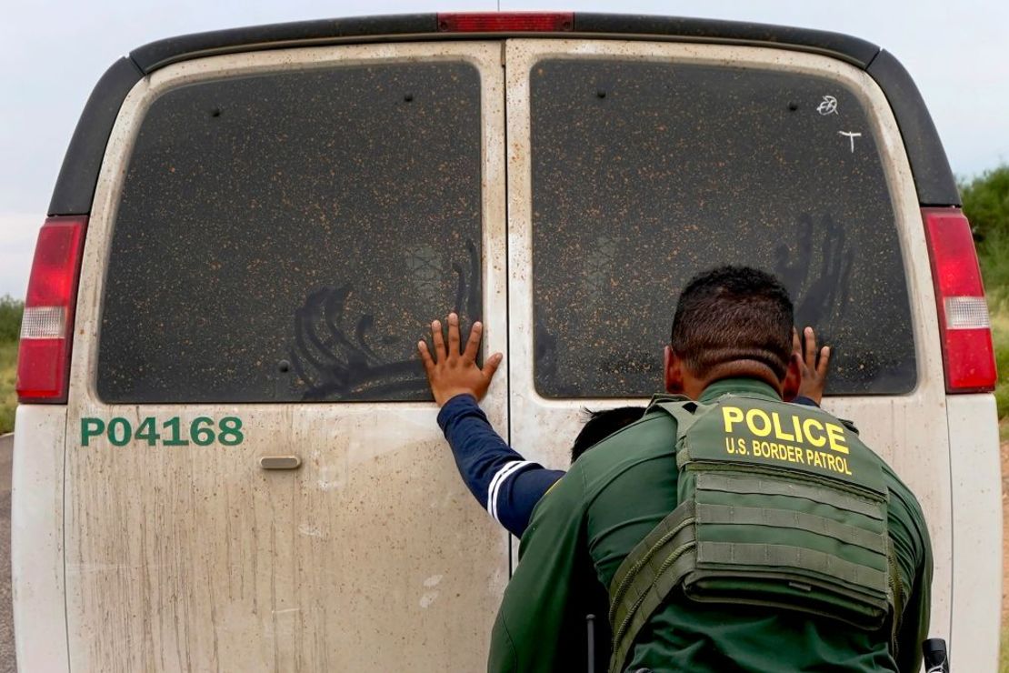 Un inmigrante es registrado tras ser detenido por agentes de la Patrulla Fronteriza estadounidense cerca de Sasabe, Arizona, en 2022. Crédito: Matt York/AP