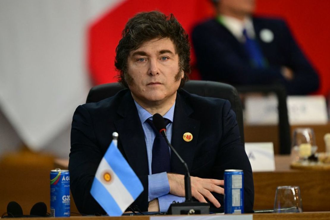 El presidente de Argentina, Javier Milei, observa durante la segunda sesión de la Reunión de Líderes del G20 en Río de Janeiro, Brasil, el 18 de noviembre de 2024. Crédito: PABLO PORCIUNCULA/AFP vía Getty Images