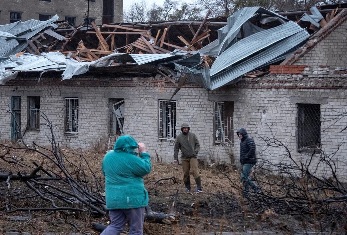 Residentes caminan en el lugar de un ataque con misiles rusos en Dnipro, Ucrania, el jueves. Mykola Synelnykov/Reuters