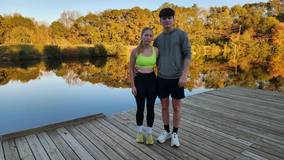 Los estudiantes de tercer año de la UGA, Victoria Kota y Will Brenneman, disfrutan de visitar Oconee Forest Park cerca del lago Herrick, pero dicen que la tragedia de la muerte de Laken Riley ha afectado a toda la comunidad de la UGA. Crédito: Holly Yan/CNN.