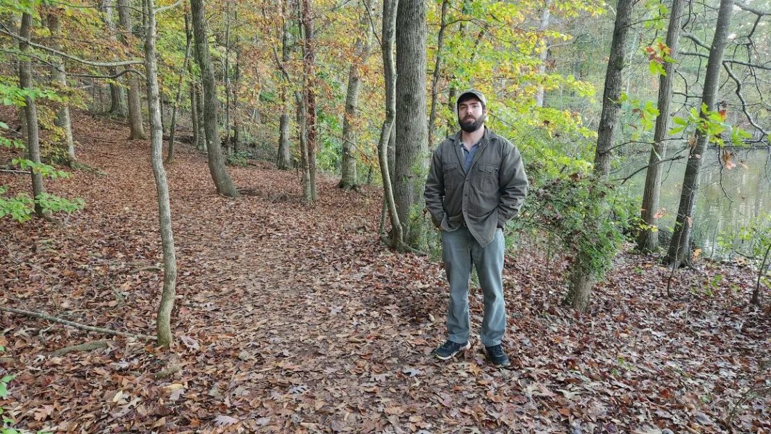 Calvin Pettyjohn, egresado de la UGA, camina por el parque forestal Oconee varias veces a la semana para despejar su mente. Pero, como otros, se puso más en alerta desde el asesinato de Laken Riley. Crédito: Holly Yan/CNN.