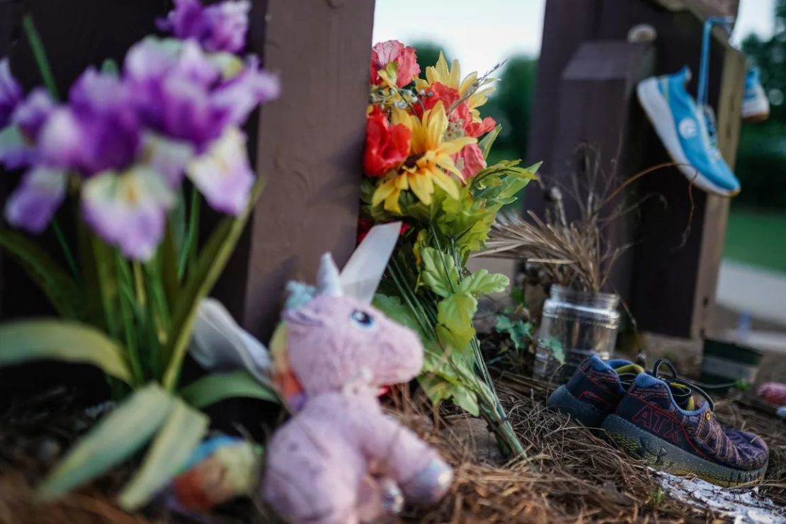 Un monumento a Laken Riley en Lake Herrick ha permanecido en el campus de UGA durante meses. Crédito: Elías Nouvelage/AFP/Getty Images.