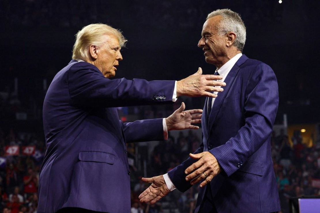 Trump, a la izquierda, saluda a Robert F. Kennedy Jr. en un mitin de campaña en Glendale, Arizona, el 23 de agosto. Kennedy acababa de suspender su campaña independiente y lanzó su apoyo a Trump. Crédito: Adriana Zehbrauskas/The New York Times/Redux