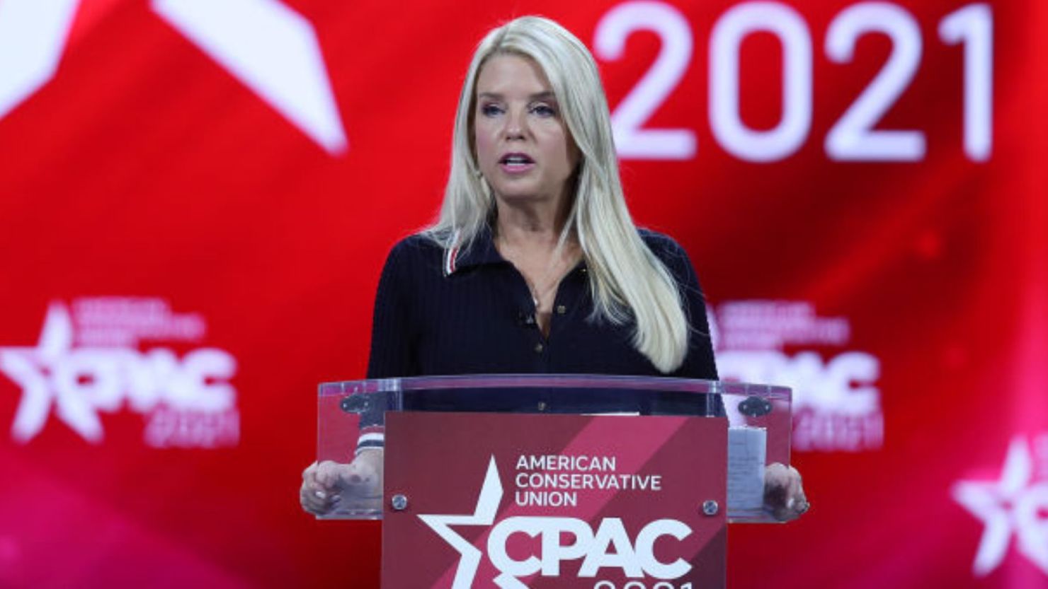 Pam Bondi, ex fiscal general de Florida, se dirige a la Conferencia de Acción Política Conservadora celebrada en el Hyatt Regency el 26 de febrero de 2021 en Orlando, Florida.